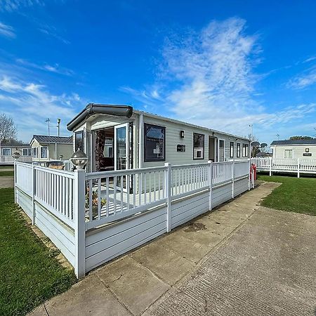 Gorgeous 6 Berth Caravan With Decking And Wi-Fi At Broadland Sands Ref 20377Bs Hopton on Sea Eksteriør billede