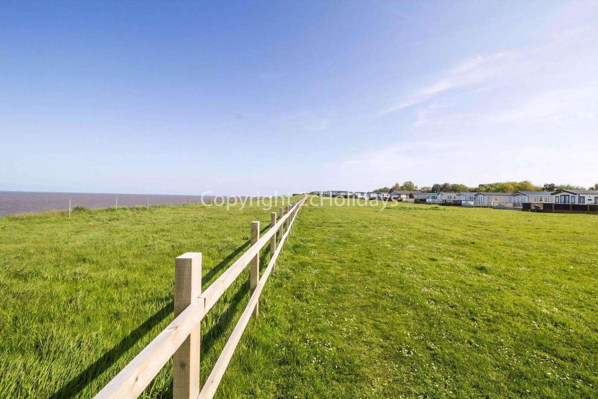 Gorgeous 6 Berth Caravan With Decking And Wi-Fi At Broadland Sands Ref 20377Bs Hopton on Sea Eksteriør billede