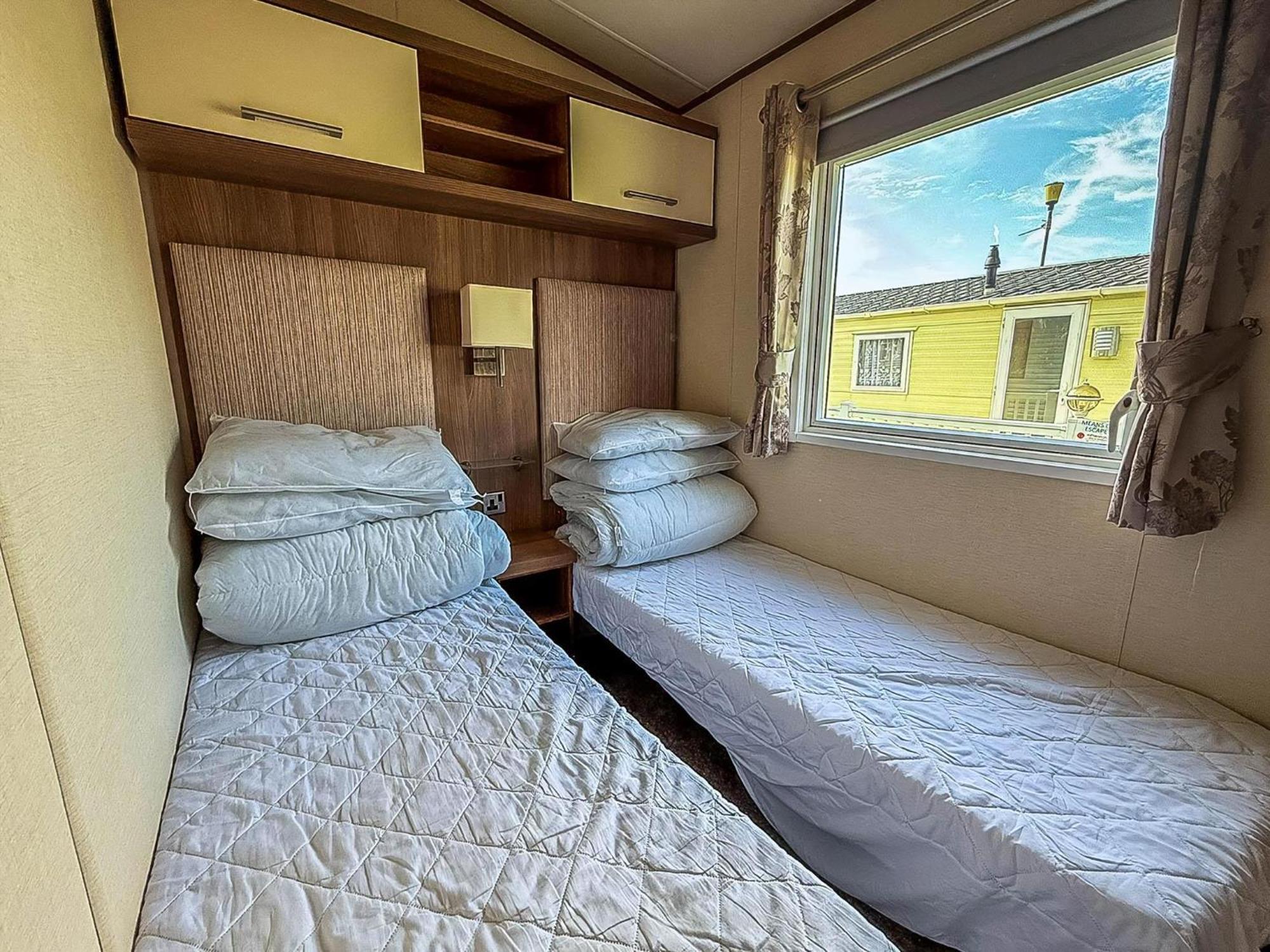 Gorgeous 6 Berth Caravan With Decking And Wi-Fi At Broadland Sands Ref 20377Bs Hopton on Sea Eksteriør billede