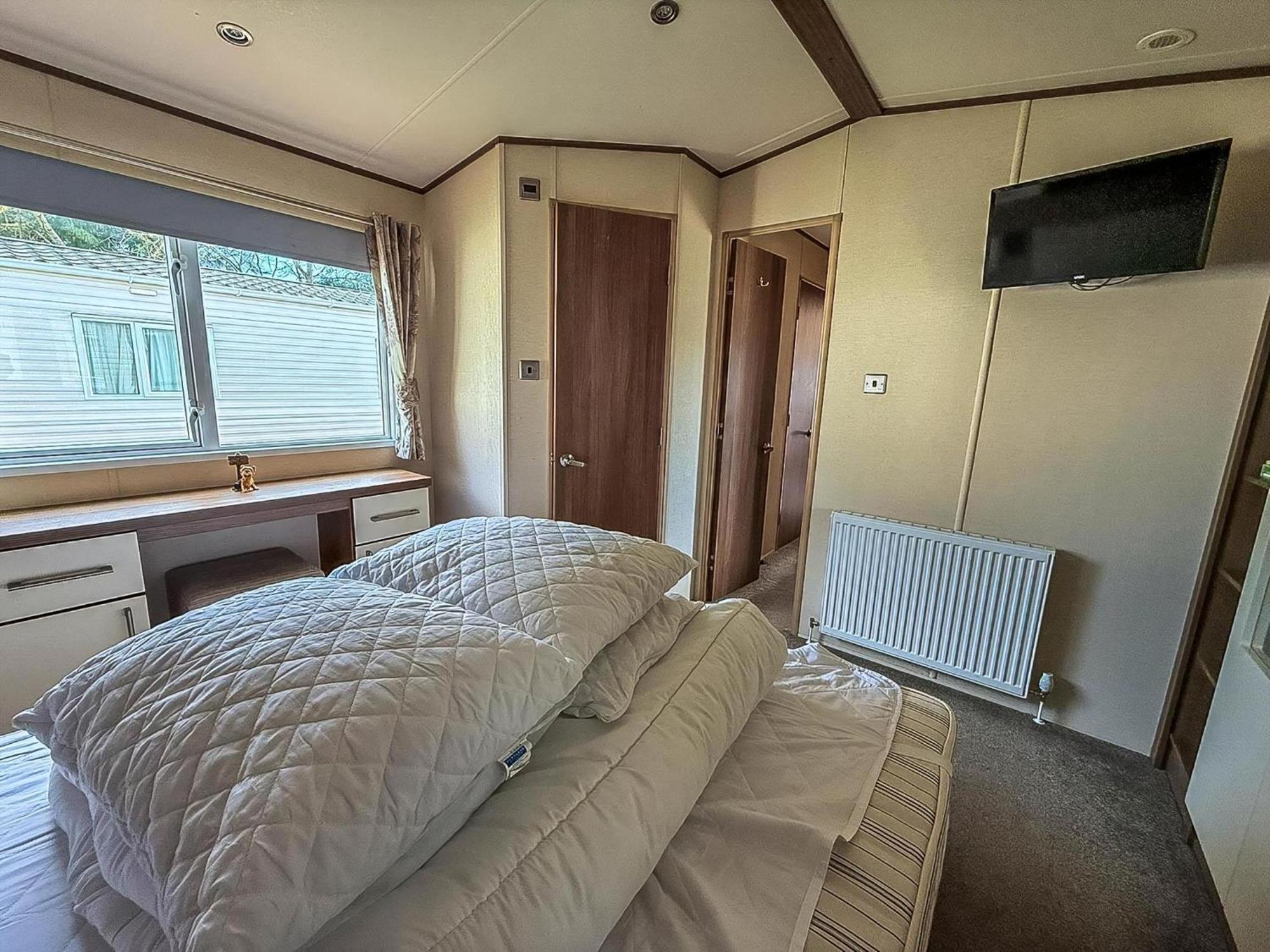 Gorgeous 6 Berth Caravan With Decking And Wi-Fi At Broadland Sands Ref 20377Bs Hopton on Sea Eksteriør billede