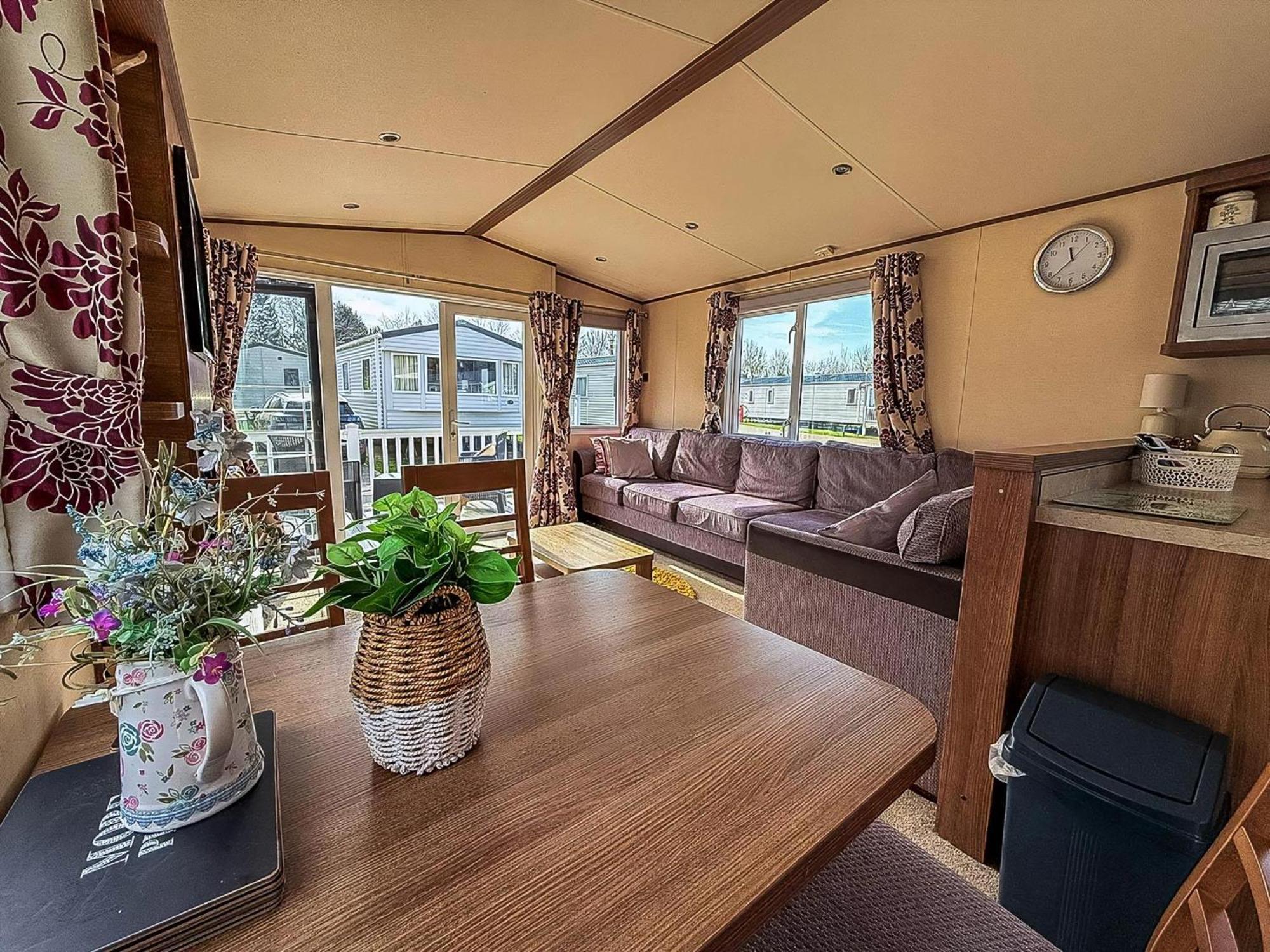Gorgeous 6 Berth Caravan With Decking And Wi-Fi At Broadland Sands Ref 20377Bs Hopton on Sea Eksteriør billede